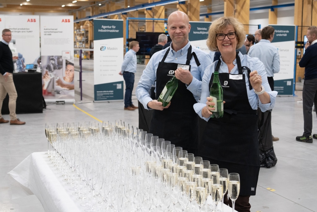 Två personer häller upp cider i höga glas