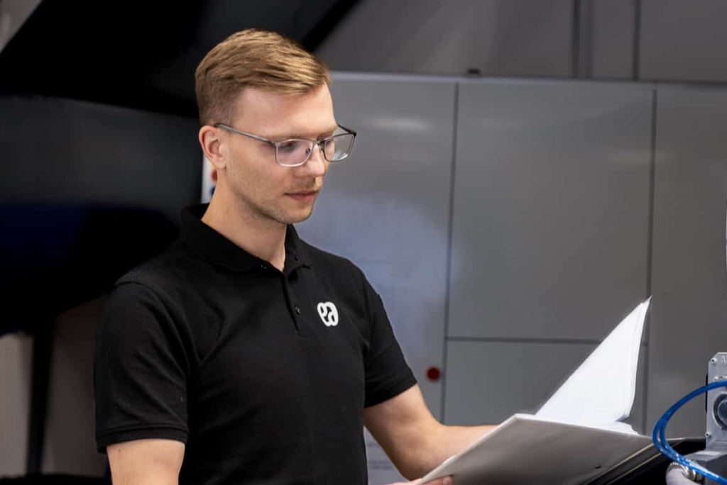 man bläddrar i en pärm