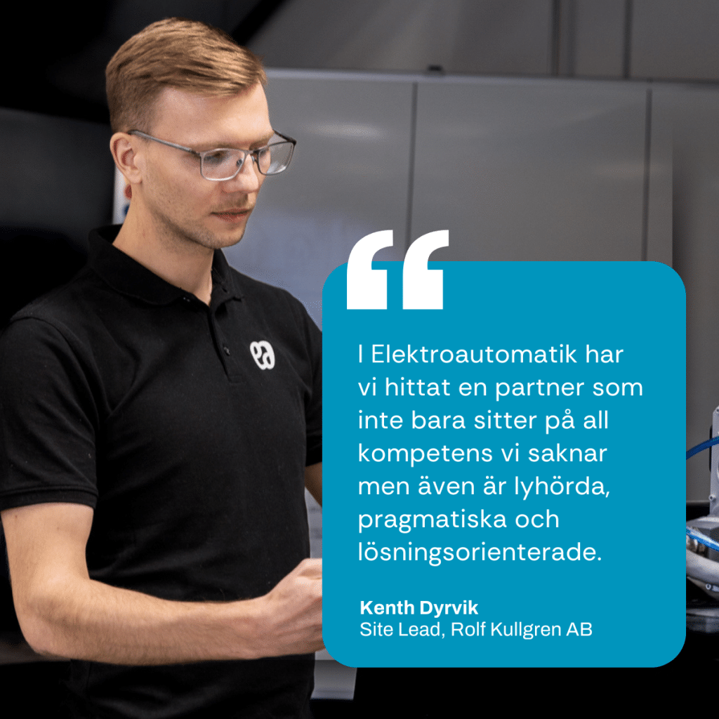 man som arbetar med driftsäkerhet hos en kund bläddrar i en pärm