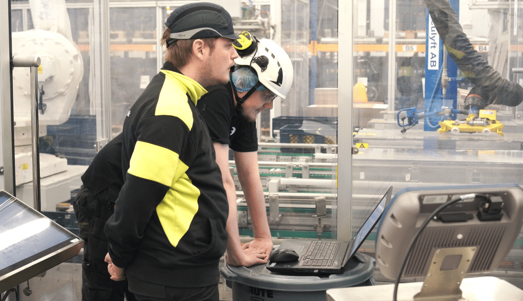 två män i en produktion vid en dator